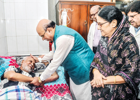 Health and Family Welfare Minister Mohammed Nasim on Tuesday visited ailing Bangabir Kader Siddique, Bir Uttam, at Bangabandhu Sheikh Mujib Medical University (BSMMU).    photo : pid