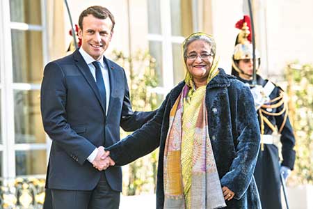 French President Emmanuel Macron (R) welcomes Bangladeshi Prime Minister Sheikh Hasina at the Elysee Palace in Paris as part of the One Planet Summit, on Tuesday.    photo: AFP