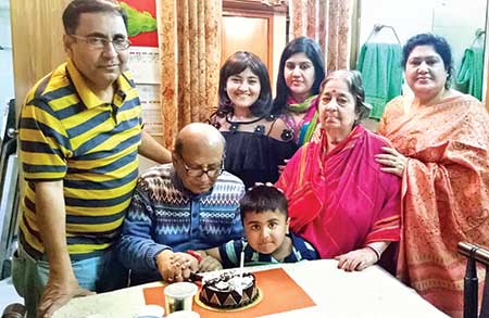 The painter surrounded with his family members in a festive mood. 