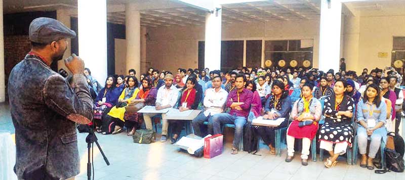 The artist gives lecture to the promising painters of the country 