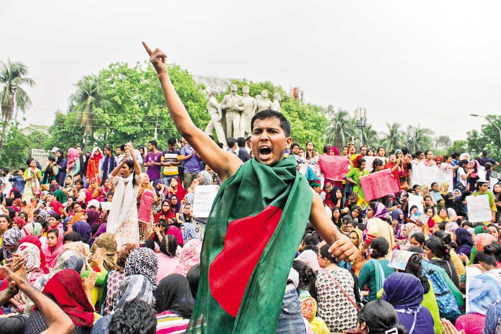 Students and job seekers staging demonstration on Dhaka University campus on Monday demanding reform in the quota system in government jobs. 	photo: Observer