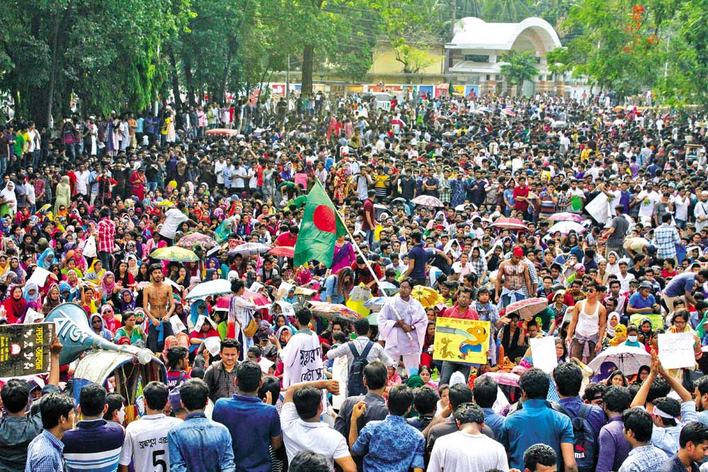Demonstrators chant slogans in Dhaka University's TSC area at noon on Wednesday demanding reforms in quota system in government jobs. photo: Observer