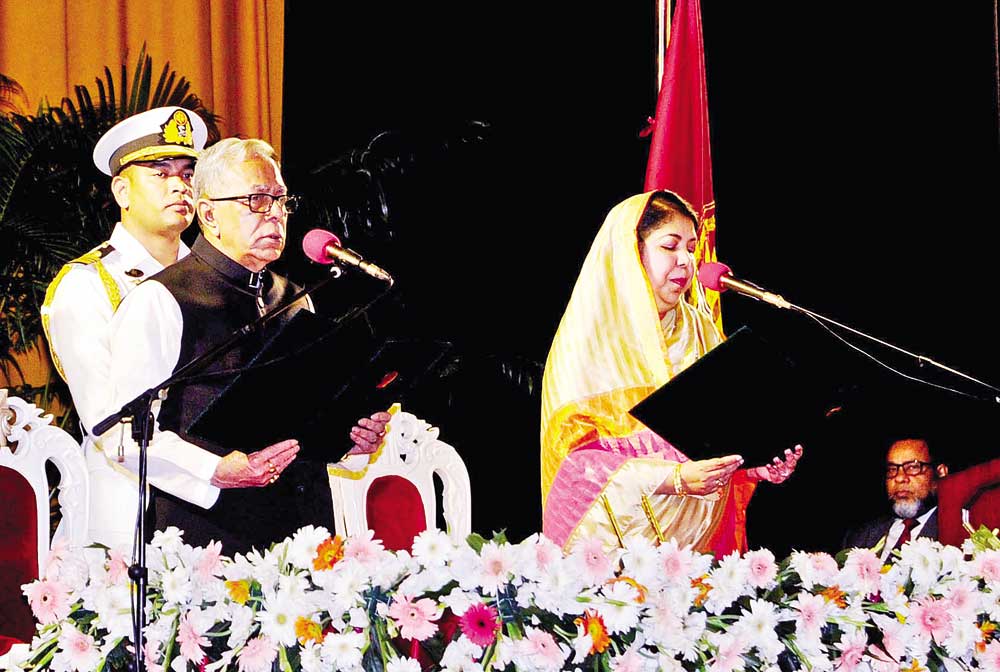Jatiya Sangsad Speaker Dr Shirin Sharmin Chaudhury administering oath to President M Abdul Hamid as head of the state for the second consecutive term at the Darbar Hall of Bangabhaban on Tuesday. 	photo: pid