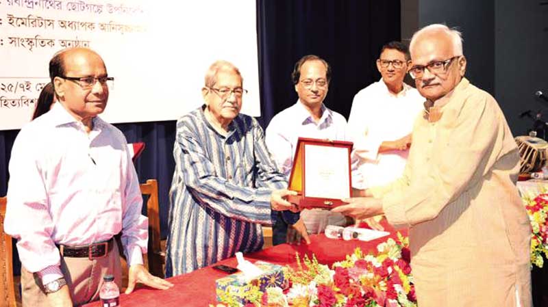 Abul Momen receiving his award from Professor Emeritus Anisuzzaman