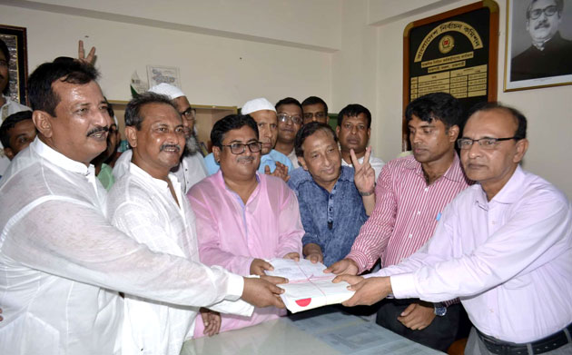 Mosaddeque Hossain Bulbul submits nomination paper.