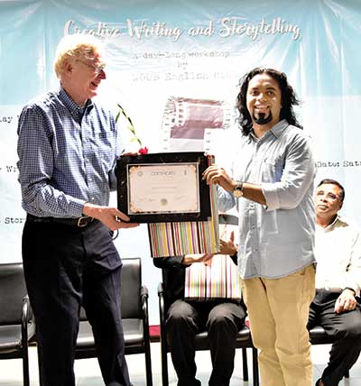 NDUB Vice Chancellor is providing a souvenir gift to cartoonist Syed Rashad Imam Tanmoy for conducting the workshop