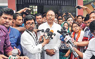 Awami League�s mayoral candidate AHM Khairuzzaman Liton speaks to the press after casting vote at the Satellite Town Primary School centre in Rajshahi city.	photo : bdnews24.com