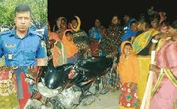 Mob beat policemen for demanding extortion 