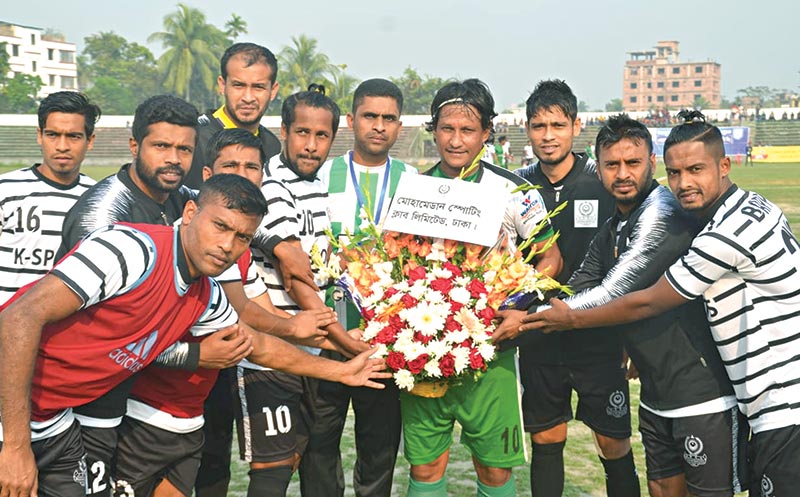 Akbar Hossain Ridon of NoFeL SC receiving floral greetings from opponent Mohammedan Sporting Club on his retirement after the match on Monday in the Bangladesh Premier League at the Shaheed Bhulu Stadium in Noakhali.	photo: BFF 