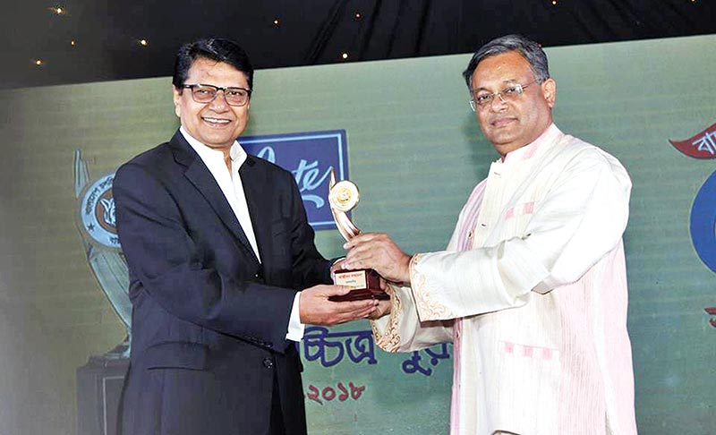 Alamgir receives Lifetime Achievement Award from Information Minister