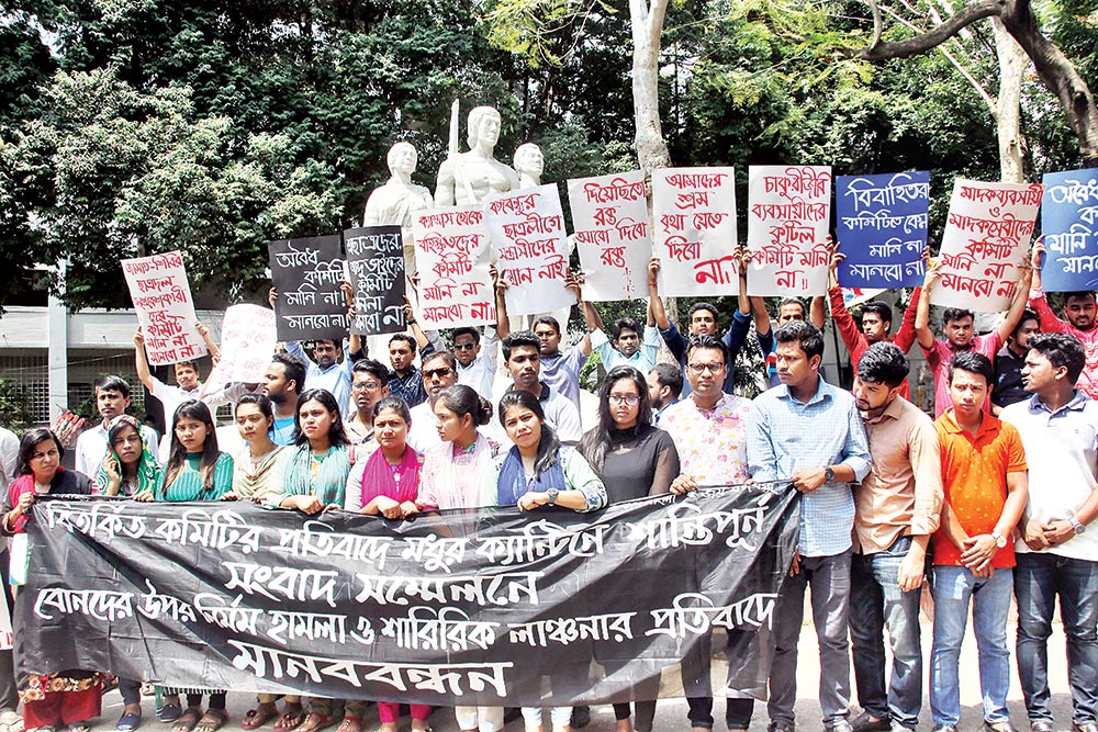 A section of Bangladesh Chhatra League, deprived of posts in the newly formed central committee of the student body, formed a human chain at the base of 'Aparajeyo Bangla'on Dhaka University campus on Wednesday, demanding dissolution of the committee and punisment for those who assaulted them on Monday. photo : Observer