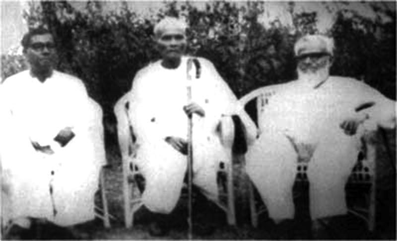Koabiyal Romesh Shil (centre), with Polli Kabi Jasimuddin (left) and poet Abul Fazal.