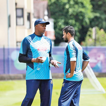 Bangladesh skipper Mashrafe Bin Mortaza discussing with  bowling coach Courtney Walsh during their practice ahead of the high voltage Bangladesh-India clash of July 2. 	Photo: Collected 