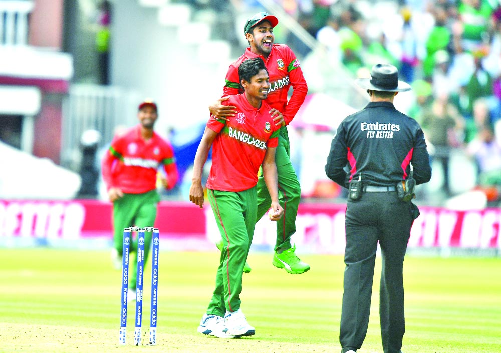 Mustafizur Rahman celebrates with teammates after taking the wicket of Pakistan's Shadab Khan for one during the 2019 Cricket World Cup group stage at Lord's Cricket Ground in London on July 5. 	Photo: AFP