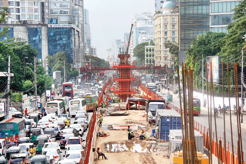 Vehicles are stuck in long tailbacks as the metro rail construction work has narrowed down the capital's Kazi Nazrul Islam Avenue. Many say lack of proper measures from the authorities has worsened the traffic situation in some places in the city. The photo was taken from Banglamotor on Tuesday. photo: Observer