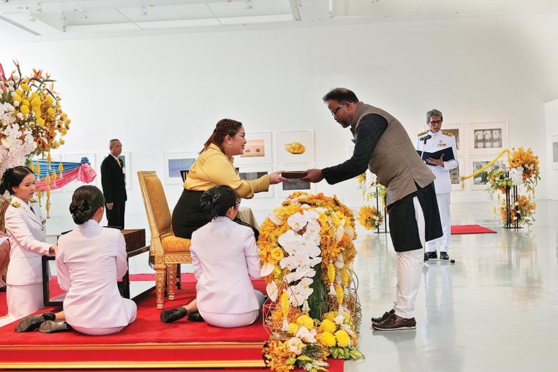 Artist Kamruzzaman Sagar receives the award from Princess Siribhachudabhorn