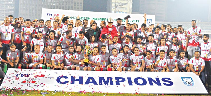 Players and officials of Bashundhara Kings celebrating with the champion trophy of the eleventh edition of Bangladesh Premier League (BPL) on Saturday at the Bangabandhu National Stadium in Dhaka.	photo: BFF 