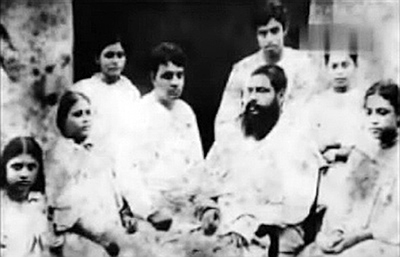 Sukumar Ray with his father Upendrakishore Ray, mother Bidhumukhi and five siblings.