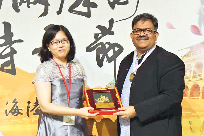 Taking Literary Contribution Award from Taiwan