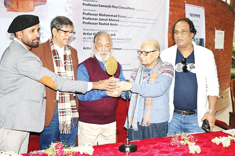 Veteran watercolourist Alakesh Ghosh (C) receives Lifetime Achievement Award