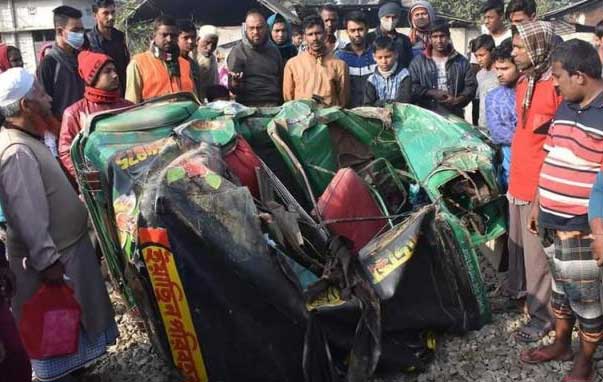 Man killed, 3 of his family members hurt as train hits auto-rickshaw