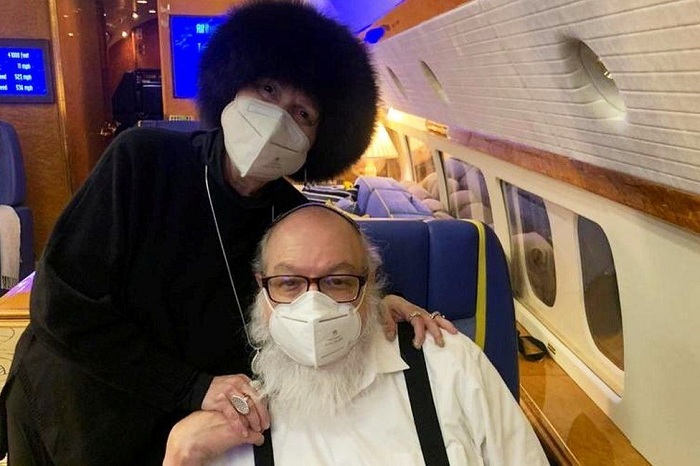 An Israeli newspaper published photos showing Jonathan Pollard and his wife Esther on board a private jet. Photo: Reuters