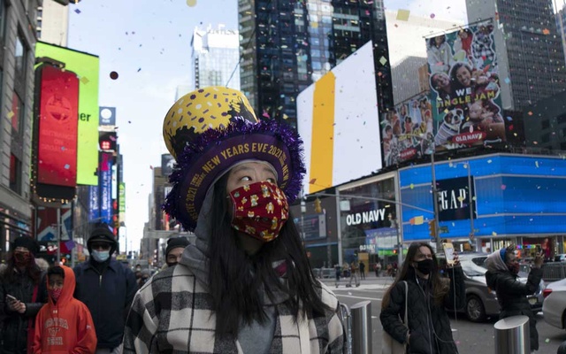 Confetti falls on onlookers as preparations are made before New Year's Eve celebrations, at Times Square in Manhattan, on Dec 29, 2020. After a year punctuated by disease, unemployment and racial unrest, people around the world, in different circumstances than usual, will still raise a glass and toast the start of 2021. Photo: The New York Times