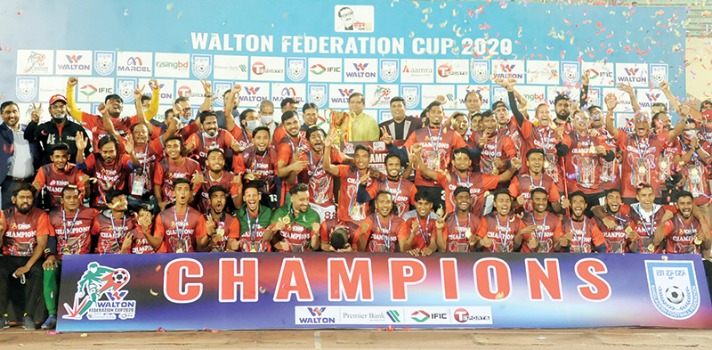 Bashundhara Kings the champion team of the Walton Federation Cup football celebrating after the prize giving ceremony of the event along with guests and officials at the Bangabandhu National Stadium, Dhaka on Sunday. 	photo: Observer 