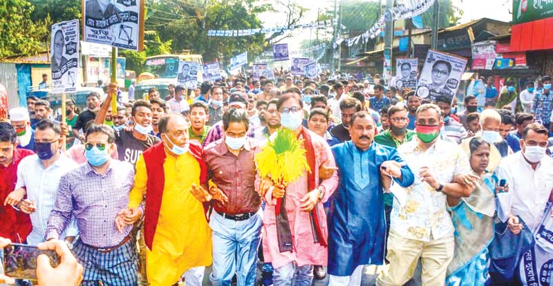 Awami League mayor candidate Rezaul Karim Chowdhury and BNP mayor candidate Dr Shahadat Hossain wooing voters while campaigning in the port city of Chattogram on Tuesday. Elections to Chattogram City Corporation will be held on January 27.	photo : Observer 