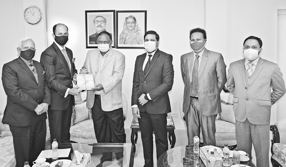 Commerce Minister Tipu Munshi (3rd from left) receiving a souvenir from Dhaka Chamber of Commerce and Industry 