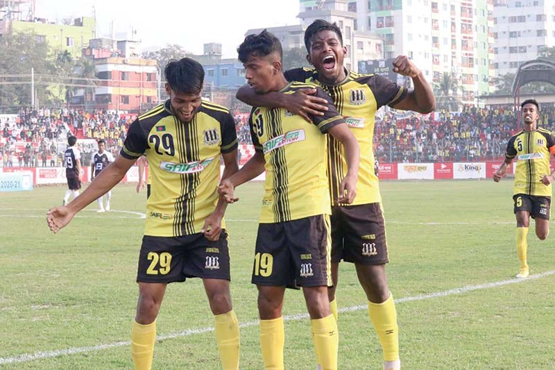 Players of Saif Sporting Club celebrating their win against Mohammedan Sporting Club in the Bangladesh Premier League at the Shaheed Dhirendranath Datta Stadium in Cumilla on Thursday. 	photo: BFF 