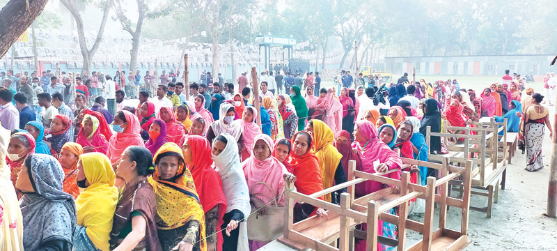 A large number voters queue up to cast vote at a polling centre during Hargach Municipal polls at Kaunia Upazila in Rangpur on Sunday.	PHOTO: OBSERVER