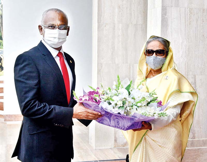 Prime Minister Sheikh Hasina receiving Maldives President Ibrahim Mohamed Solih with a bouquet at the PMO prior to their  talks on Thursday.	PHOTO: PMO