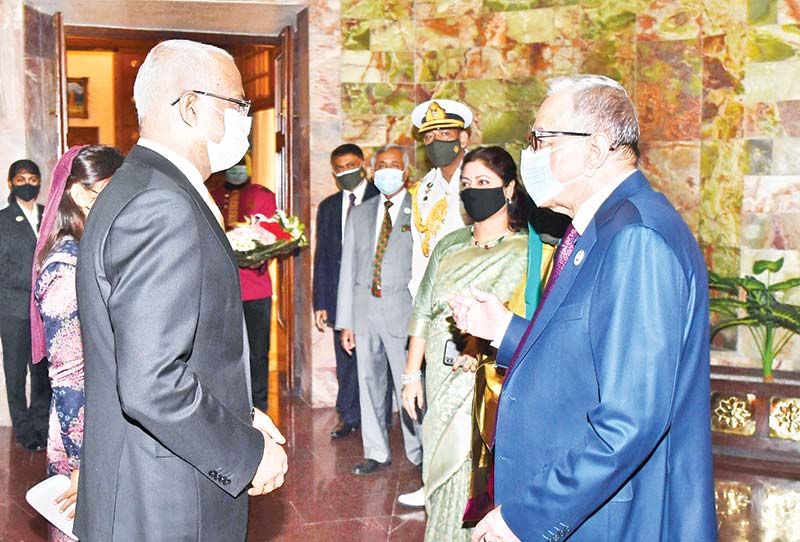 President Abdul Hamid welcoming Maldives President Ibrahim Mohamed Solih and First Lady Fazna Ahmed upon their arrival at Bangabhaban on Thursday.	PHOTO: PID