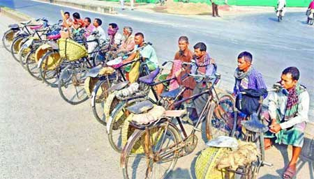 The photo shows some daily wage earners in Rajshahi.	photo: observer