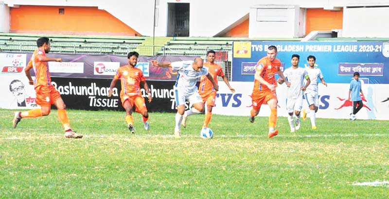 A moment of the match between Uttar Baridhara Club and Brothers Union Club in the Bangladesh Premier League (BPL) at the Bangabandhu National Stadium, Dhaka on Monday. 