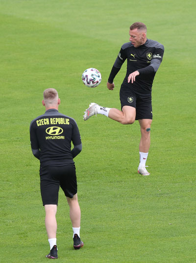 Czech Republic's defender Vladimir Coufal (R) controls the ball during a training session on June 25, 2021 in Prague, during the UEFA EURO 2020 football competition. photo: AFP