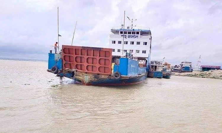 Ferry drivers collide with Padma Bridge to steal fuel