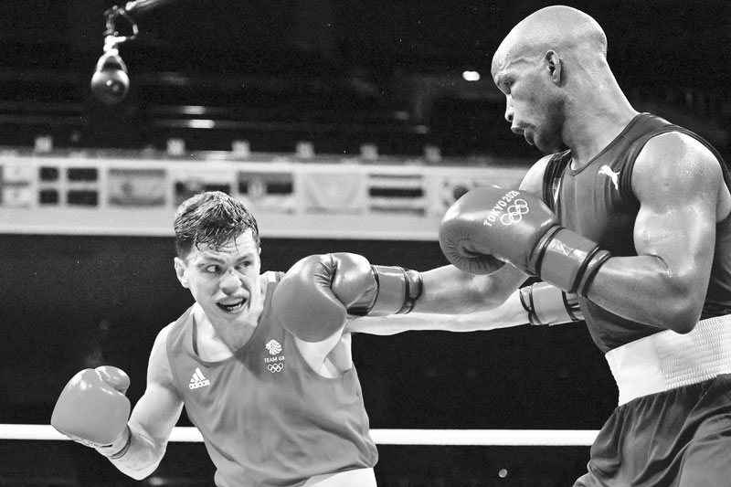 Britain's Pat McCormack (red) and Cuba's Roniel Iglesias fight during their men's welter (63-69kg) boxing final bout during the Tokyo 2020 Olympic Games at the Kokugikan Arena in Tokyo on August 3, 2021. photo: AFP