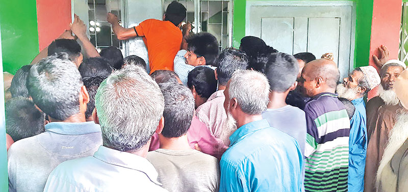 Farmers crowding to purchase Urea at a fertiliser dealer's shop at Shalbahanhat. photo: observer
