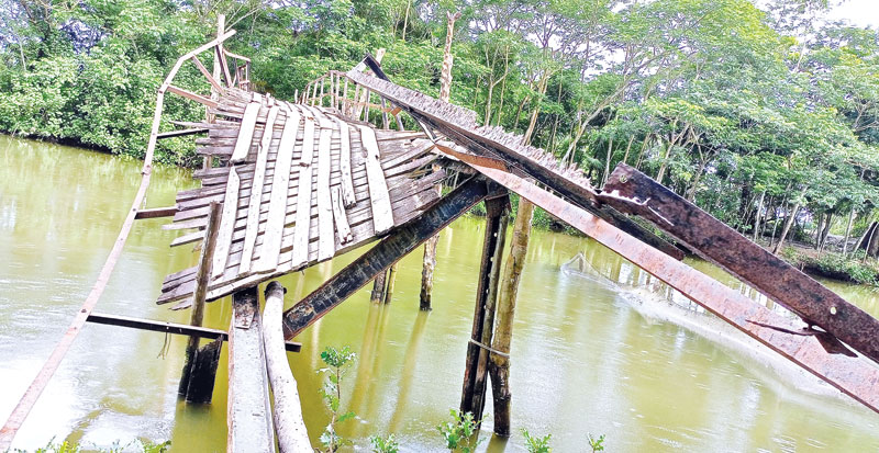 The broken Nishanbaria Bridge over Ghoper Canal in Morrelganj Upazila.	photo: observer