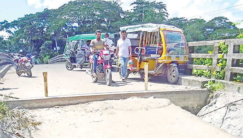 The risky bridge between Morrelganj Town and Khaulia on the Khaulia Canal in Bagerhat.	photo: observer
