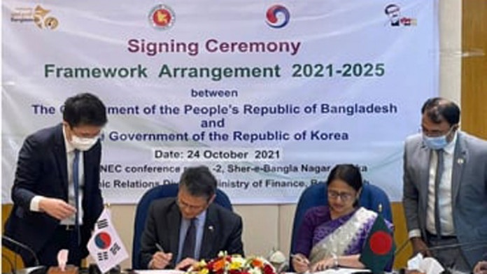 South Korean Ambassador to Bangladesh Lee Jang-keun and Economic Relations Division (ERD) Secretary Fatima Yasmin sign a framework arrangement on $700 million soft loan assistance by Seoul to Dhaka at Sher-e-Bangla Nagar in the capital on Sunday (October 24, 2021). 