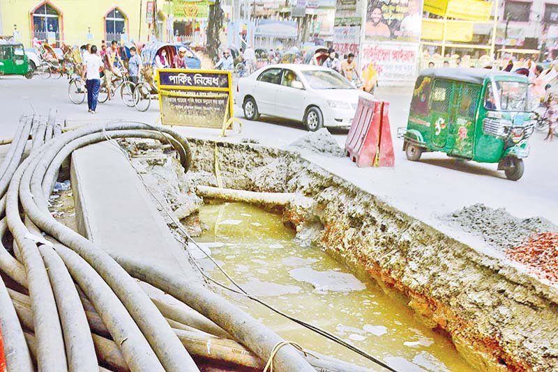 Slow pace of work for setting underground power cables, without adequate safety measures, makes busy Maghbazar-Mouchak thoroughfare in the capital risky for pedestrians and commuters. The photo was taken on Friday.	PHOTO: OBSERVER