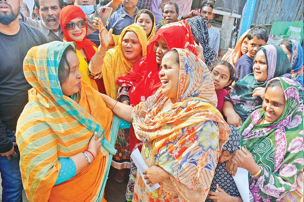 Awami League nominated Mayor candidate for Narayanganj City Corporation Selina Hayat Ivy conducts her election    campaign at Ward No. 11 on Friday.	PHOTO: OBSERVER