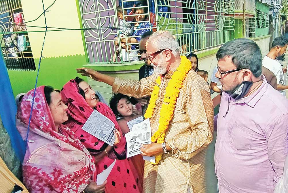 Independent Mayor candidate for Narayanganj City Corporation Taimur Alam Khandaker conducts his election campaign at Dhakeshwari in Bandar on Friday.	PHOTO: OBSERVER
