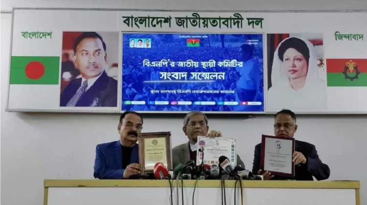 BNP Secretary General Mirza Fakhrul Islam Alamgir (centre) addresses a press conference at the BNP Chairperson's political office at Gulshan in Dhaka on Tuesday afternoon.