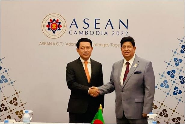 Momen calls on Laos foreign minister in Cambodia