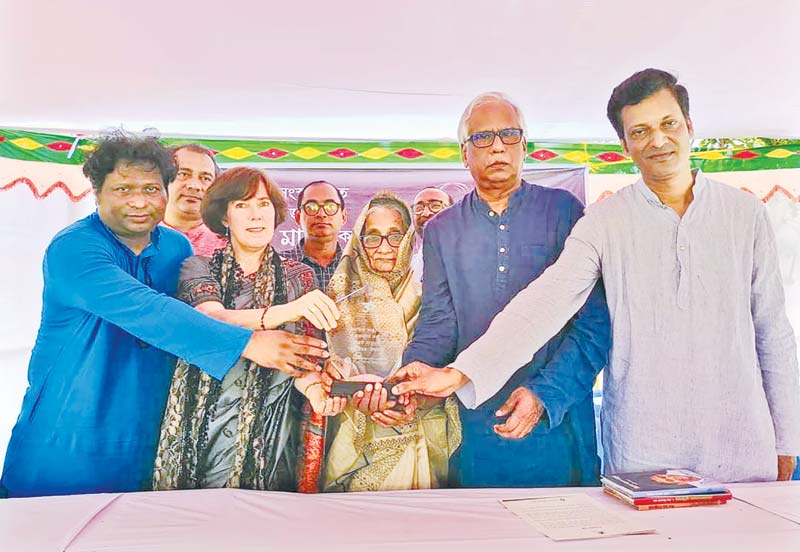 Tareq Masud's mother Nurunnahar Masud and wife Catherine Masud receive the BSF's annual achievement (posthumously) award 2022 on behalf of Tareq from film director Nasiruddin Yousuff, BSF President Jahirul Islam Kochi and BSF Secretary Rakibul Hasan.	photo: observer
