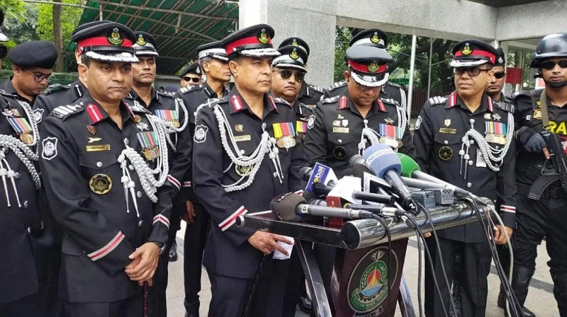 Newly-appointed Director General of Rapid Action Battalion (RAB) M Khurshid Hossain talks to journalists after placing wreath at the portrait of Bangabandhu Sheikh Mujibur Rahman at Dhanmondi 32 in the capital on Saturday.  